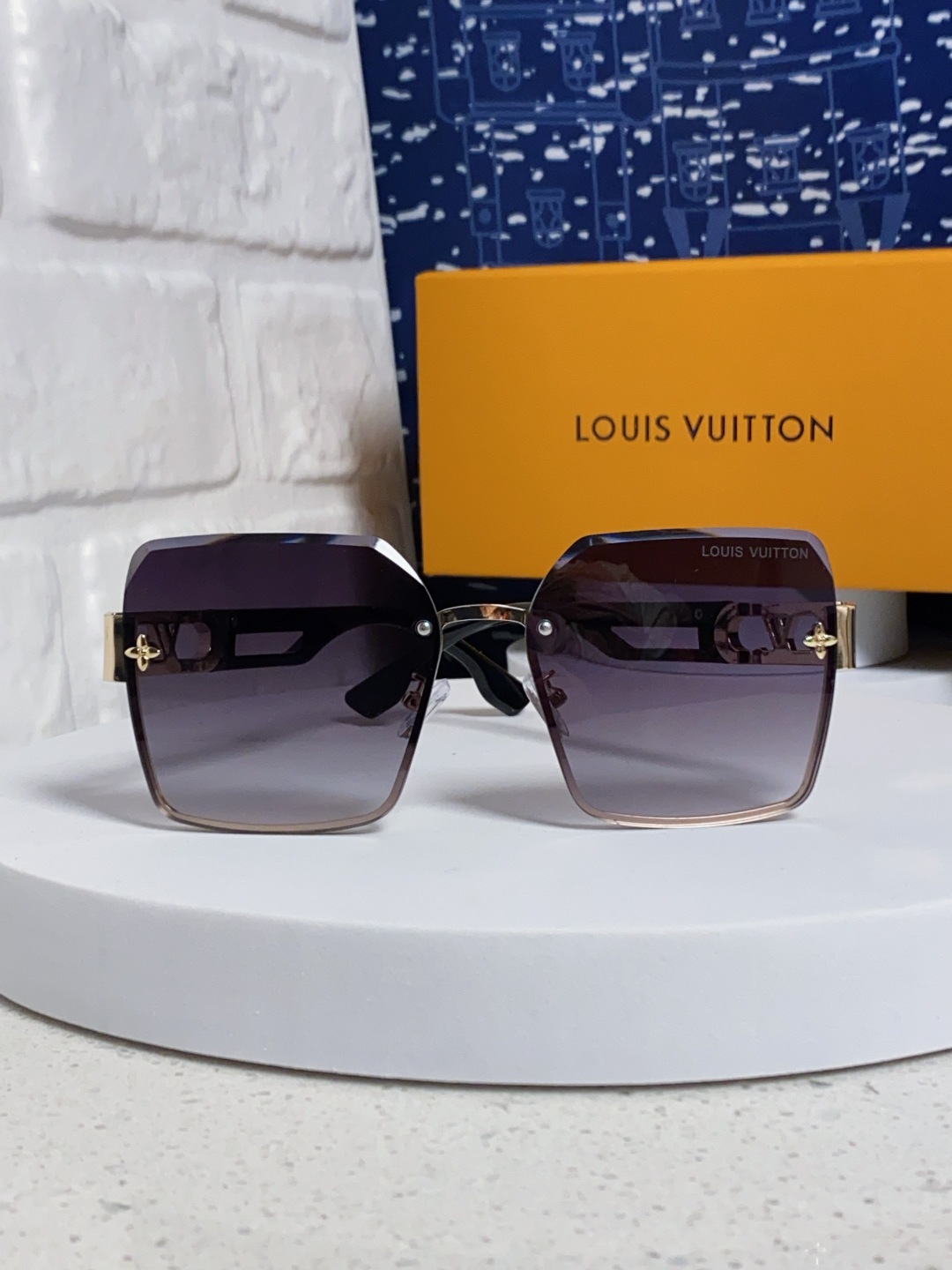 LouisVuitton路易威登 2025新款Lv墨镜图案镜腿镜面不规则金属倒半框方形切边镜时尚太阳镜