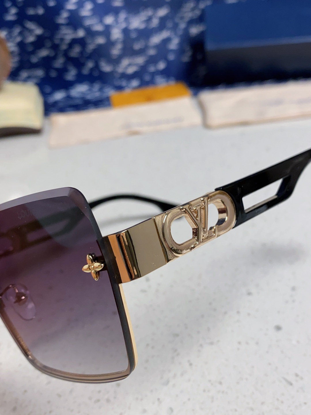 LouisVuitton路易威登 2025新款Lv墨镜图案镜腿镜面不规则金属倒半框方形切边镜时尚太阳镜