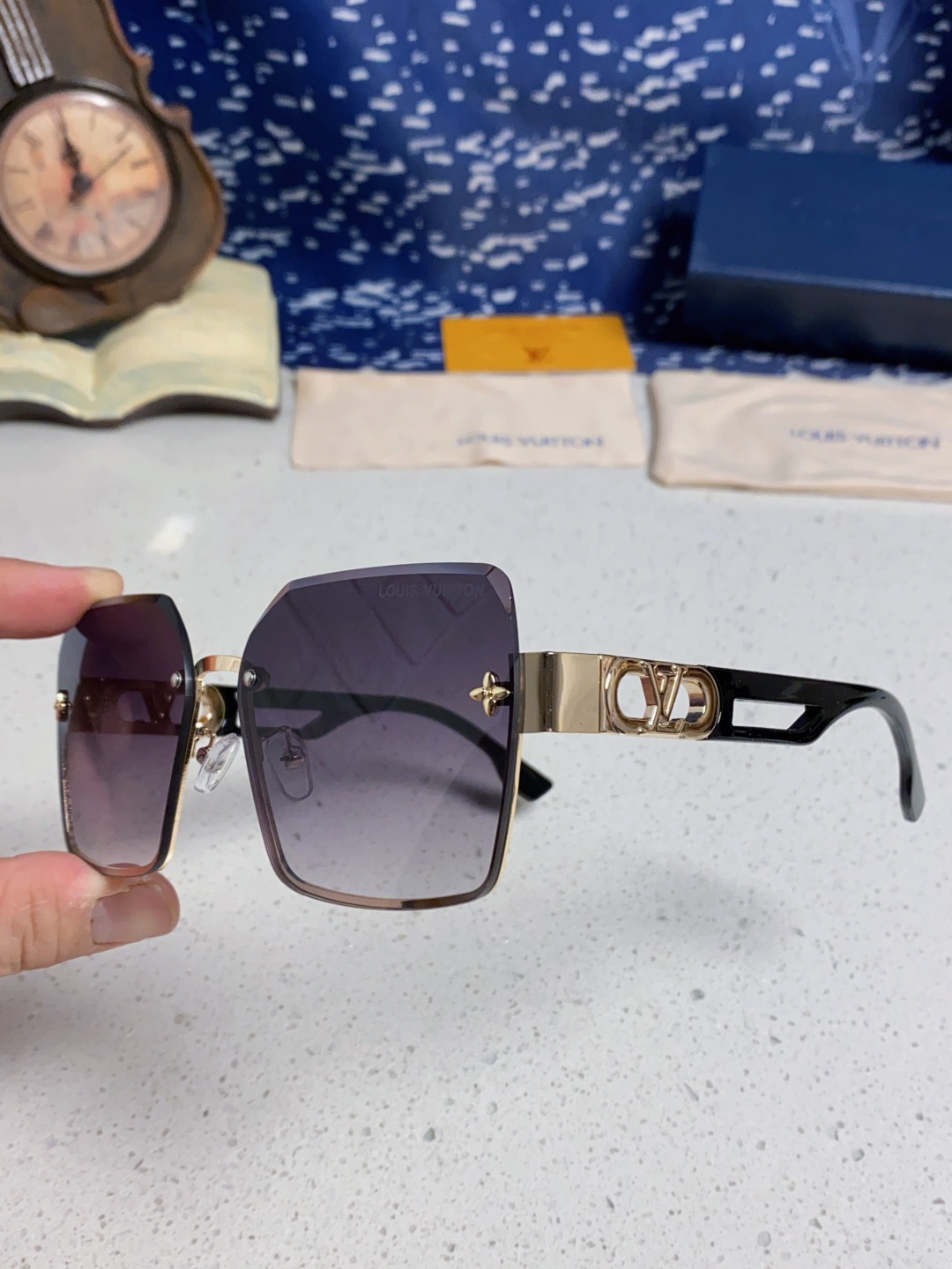 LouisVuitton路易威登 2025新款Lv墨镜图案镜腿镜面不规则金属倒半框方形切边镜时尚太阳镜