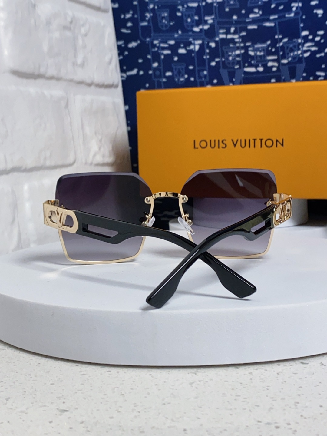 LouisVuitton路易威登 2025新款Lv墨镜图案镜腿镜面不规则金属倒半框方形切边镜时尚太阳镜