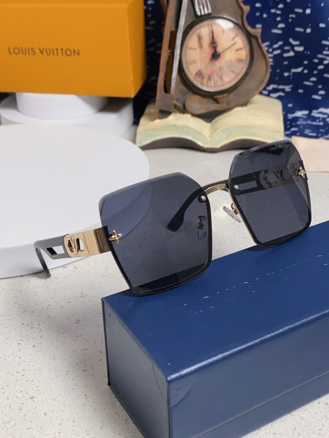 LouisVuitton路易威登 2025新款Lv墨镜图案镜腿镜面不规则金属倒半框方形切边镜时尚太阳镜