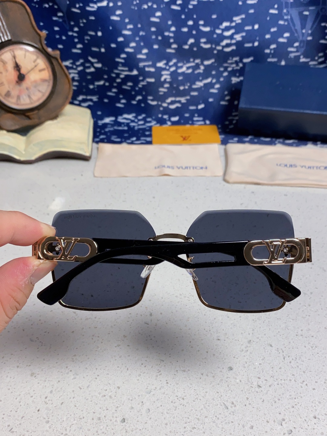 LouisVuitton路易威登 2025新款Lv墨镜图案镜腿镜面不规则金属倒半框方形切边镜时尚太阳镜