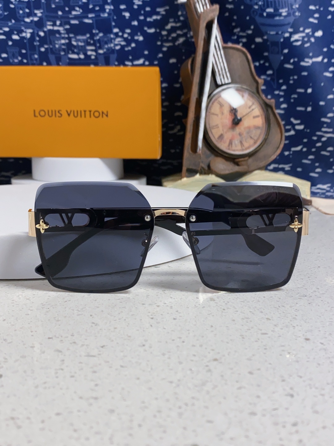 LouisVuitton路易威登 2025新款Lv墨镜图案镜腿镜面不规则金属倒半框方形切边镜时尚太阳镜