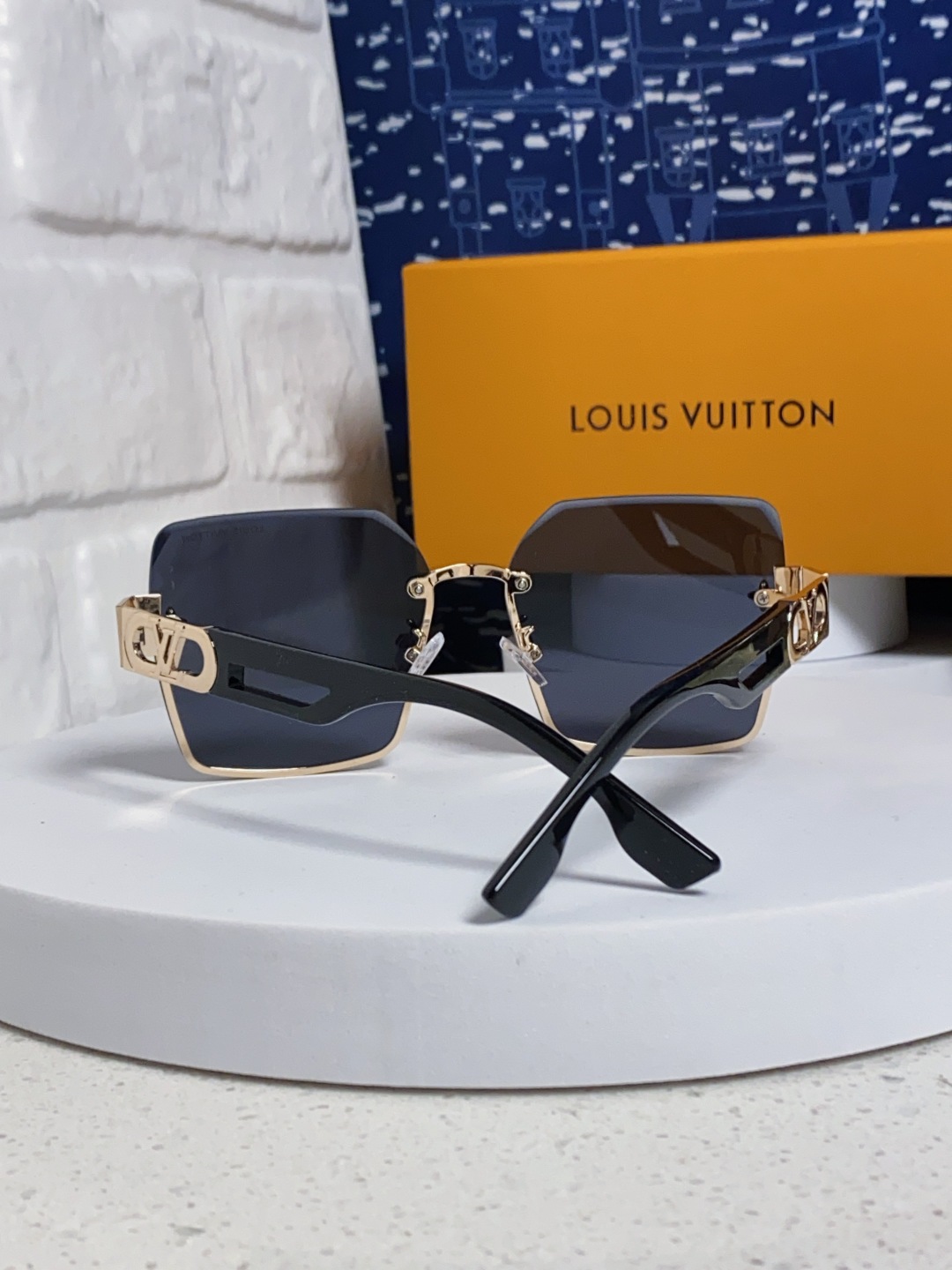 LouisVuitton路易威登 2025新款Lv墨镜图案镜腿镜面不规则金属倒半框方形切边镜时尚太阳镜
