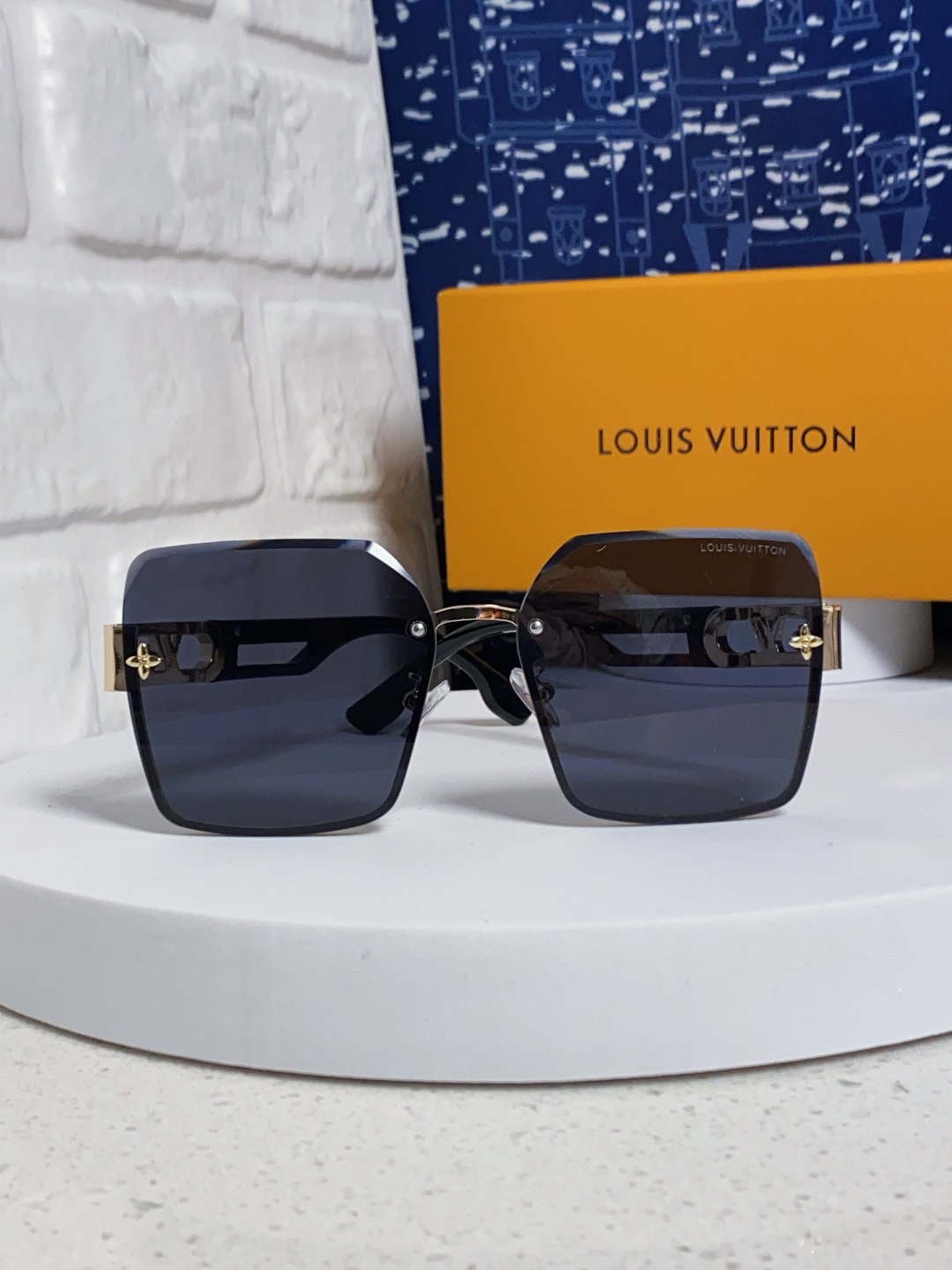 LouisVuitton路易威登 2025新款Lv墨镜图案镜腿镜面不规则金属倒半框方形切边镜时尚太阳镜