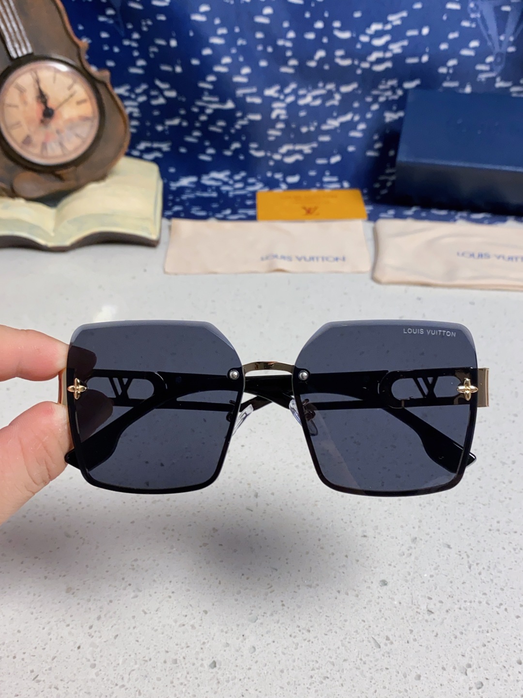LouisVuitton路易威登 2025新款Lv墨镜图案镜腿镜面不规则金属倒半框方形切边镜时尚太阳镜