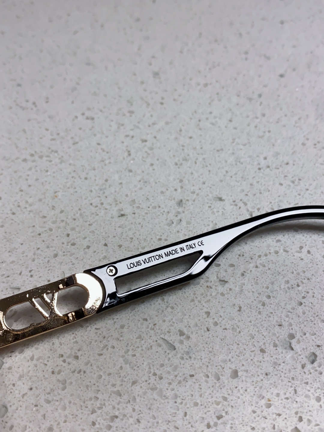 LouisVuitton路易威登 2025新款Lv墨镜图案镜腿镜面不规则金属倒半框方形切边镜时尚太阳镜