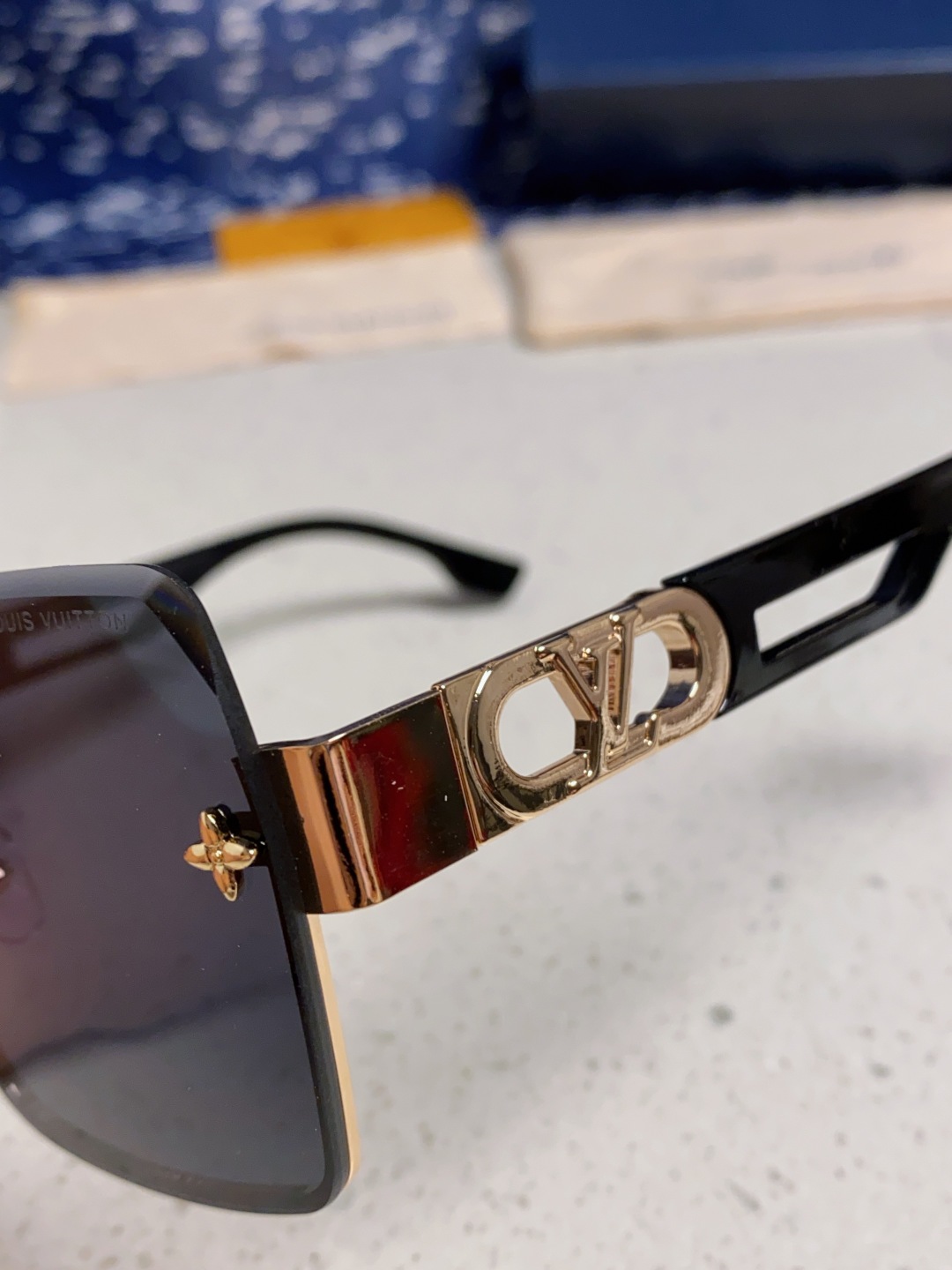 LouisVuitton路易威登 2025新款Lv墨镜图案镜腿镜面不规则金属倒半框方形切边镜时尚太阳镜