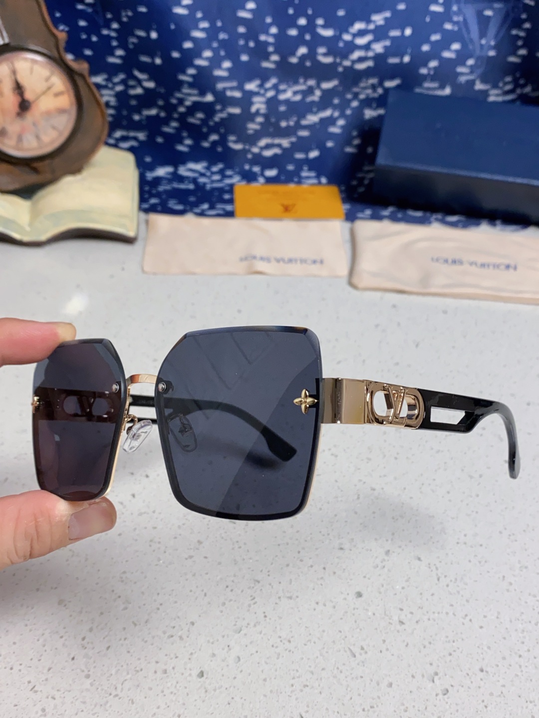 LouisVuitton路易威登 2025新款Lv墨镜图案镜腿镜面不规则金属倒半框方形切边镜时尚太阳镜