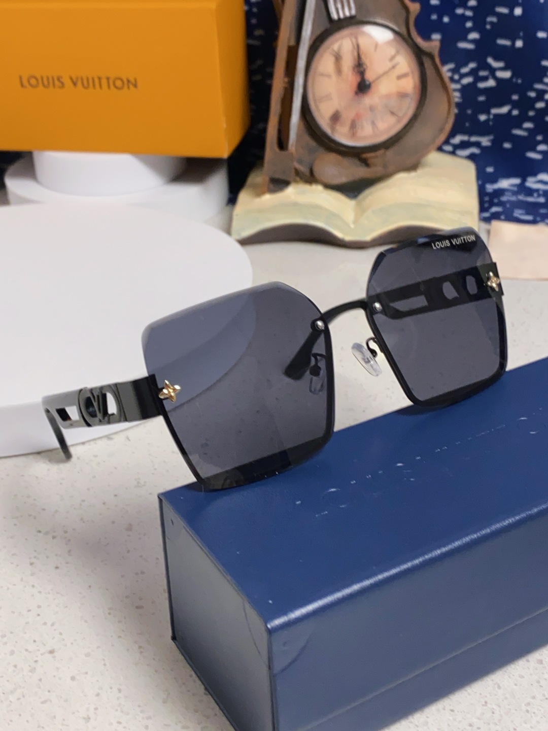 LouisVuitton路易威登 2025新款Lv墨镜图案镜腿镜面不规则金属倒半框方形切边镜时尚太阳镜