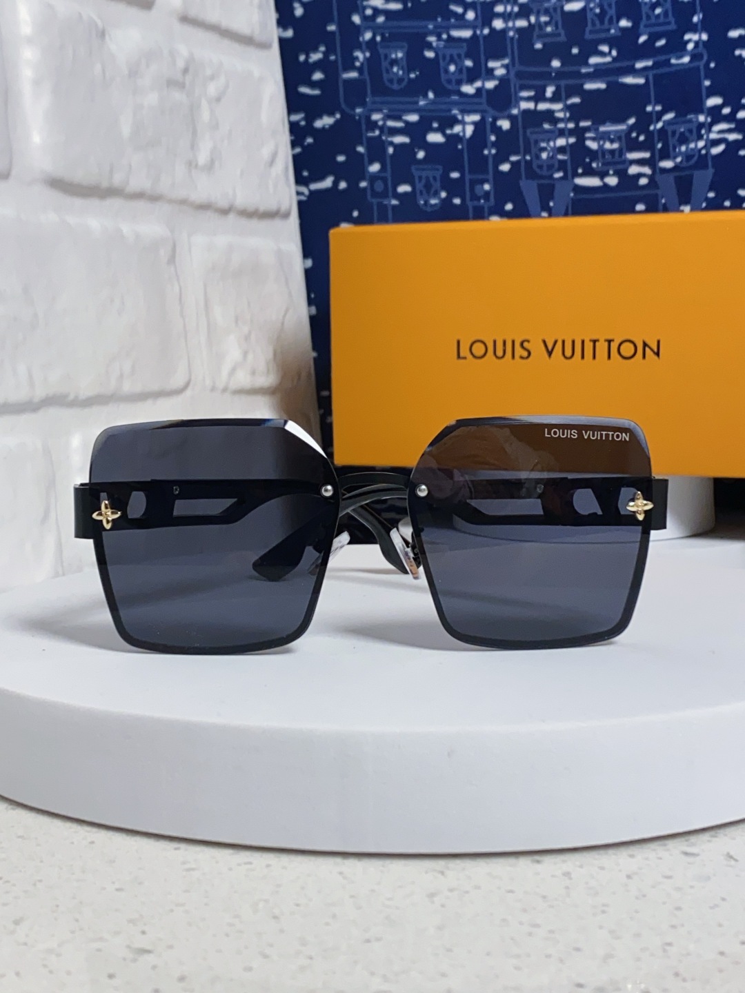 LouisVuitton路易威登 2025新款Lv墨镜图案镜腿镜面不规则金属倒半框方形切边镜时尚太阳镜