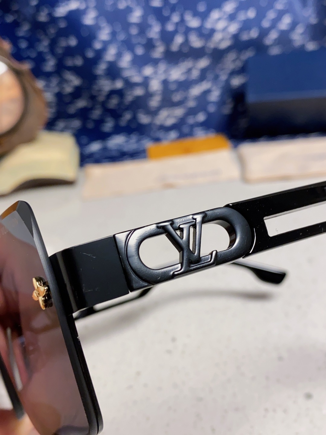 LouisVuitton路易威登 2025新款Lv墨镜图案镜腿镜面不规则金属倒半框方形切边镜时尚太阳镜