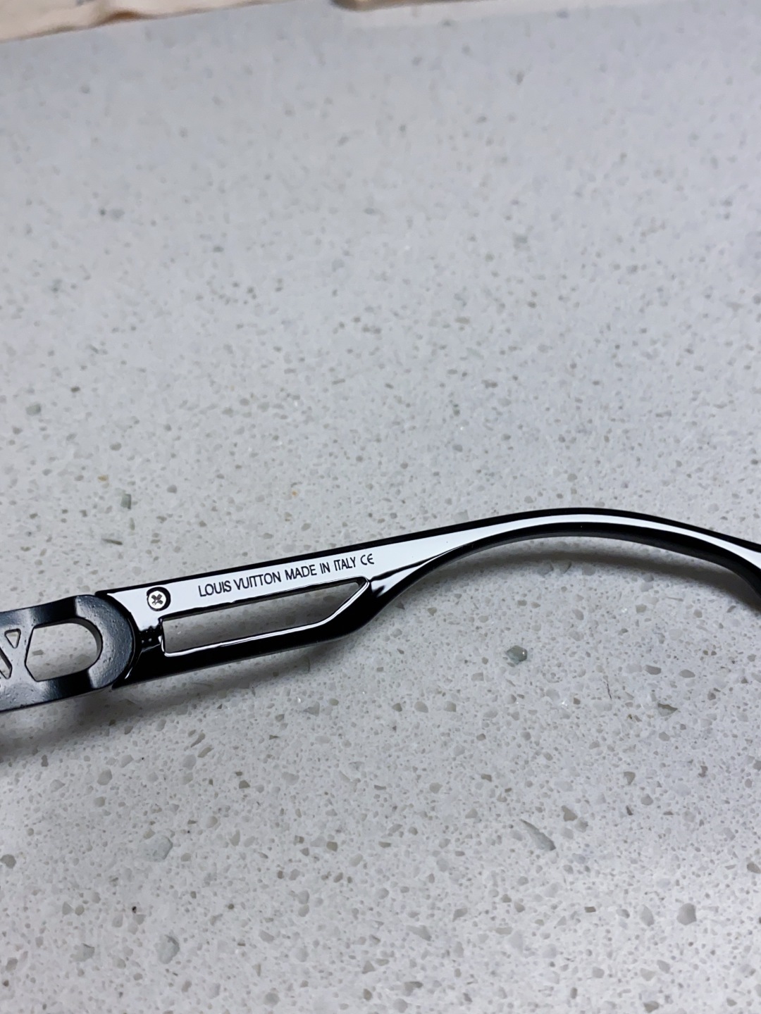 LouisVuitton路易威登 2025新款Lv墨镜图案镜腿镜面不规则金属倒半框方形切边镜时尚太阳镜