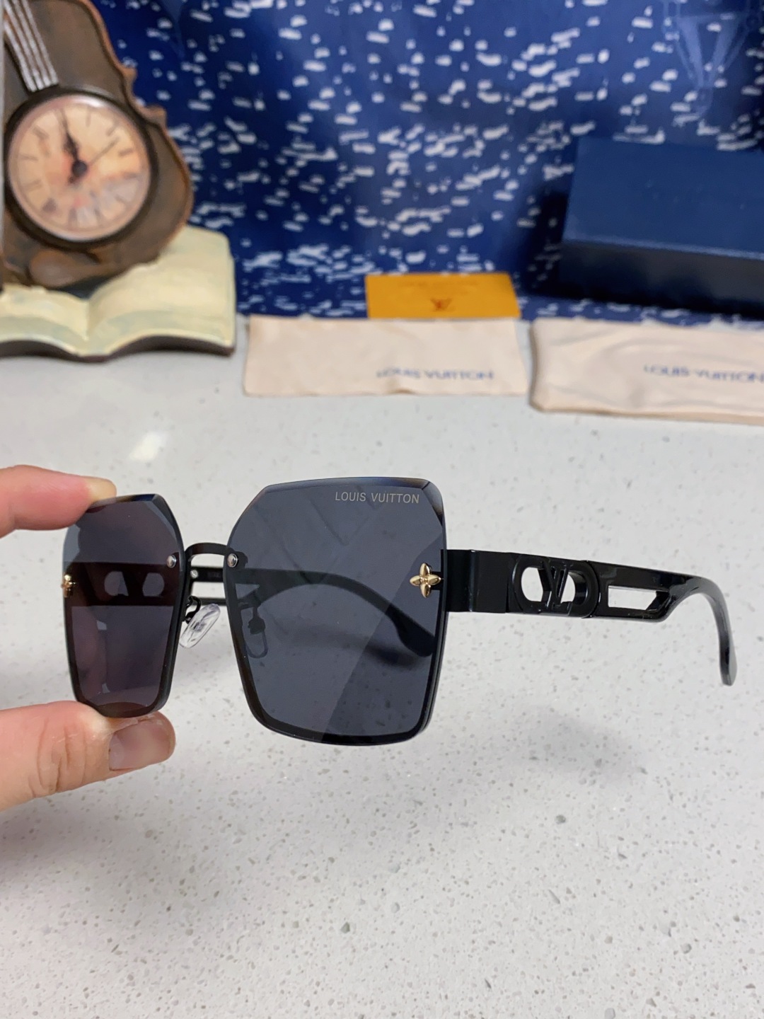 LouisVuitton路易威登 2025新款Lv墨镜图案镜腿镜面不规则金属倒半框方形切边镜时尚太阳镜