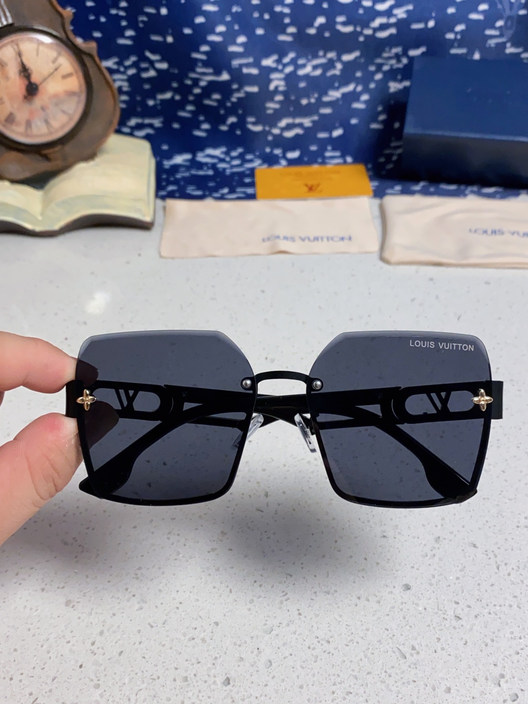 LouisVuitton路易威登 2025新款Lv墨镜图案镜腿镜面不规则金属倒半框方形切边镜时尚太阳镜