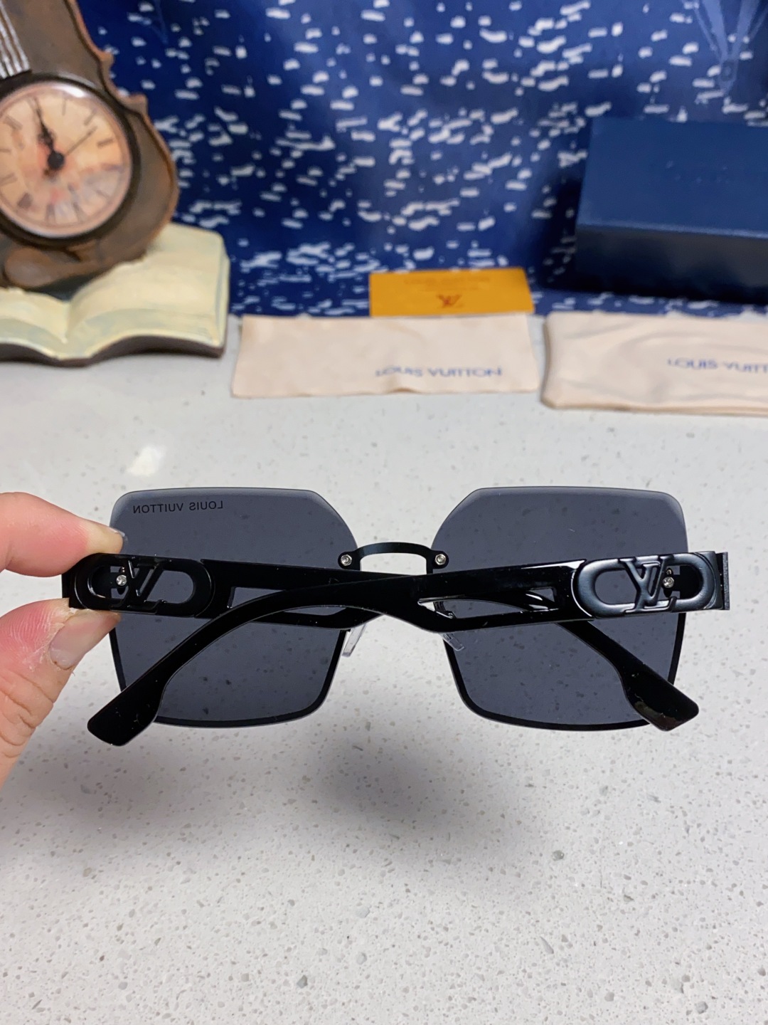 LouisVuitton路易威登 2025新款Lv墨镜图案镜腿镜面不规则金属倒半框方形切边镜时尚太阳镜