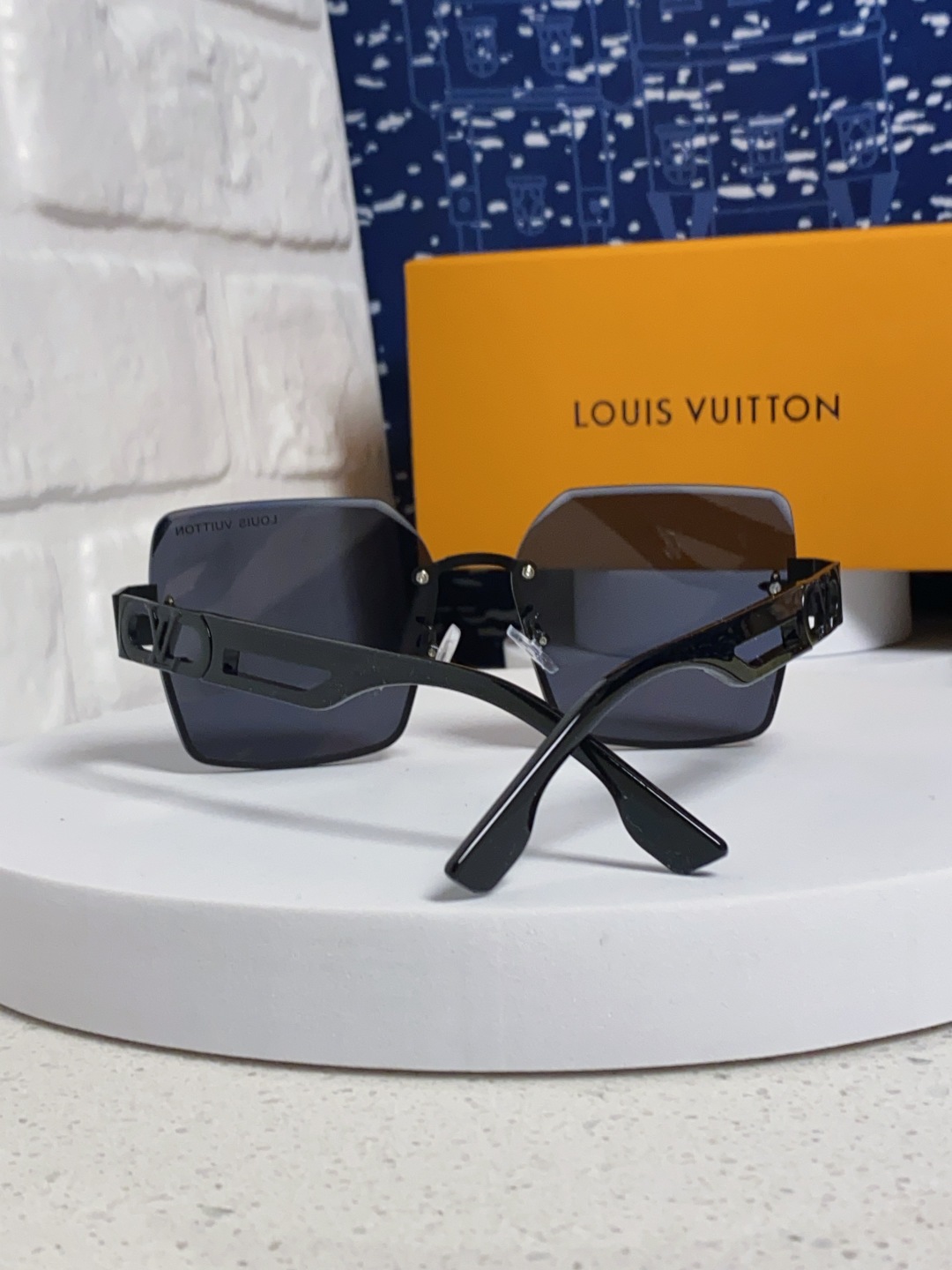 LouisVuitton路易威登 2025新款Lv墨镜图案镜腿镜面不规则金属倒半框方形切边镜时尚太阳镜