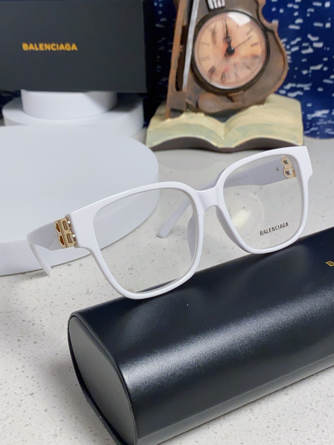 巴黎世家 BALENCIAGA太阳镜方形复古潮流墨镜复古框型与百搭镜片色彩，镜腿装饰金色对称式 BB标识