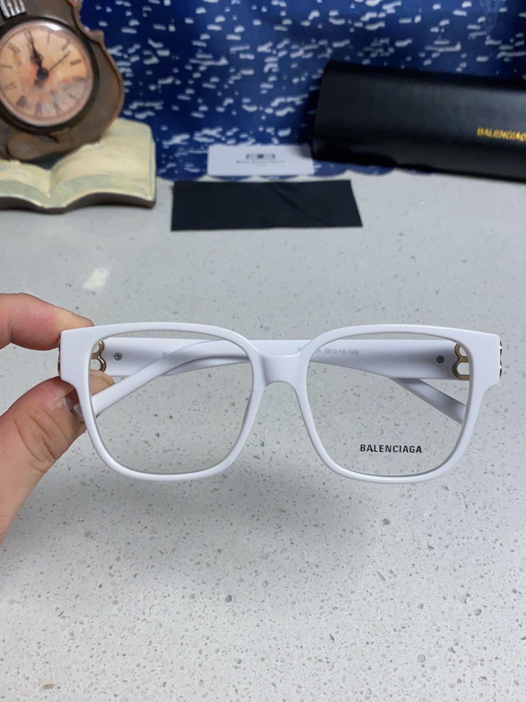 巴黎世家 BALENCIAGA太阳镜方形复古潮流墨镜复古框型与百搭镜片色彩，镜腿装饰金色对称式 BB标识