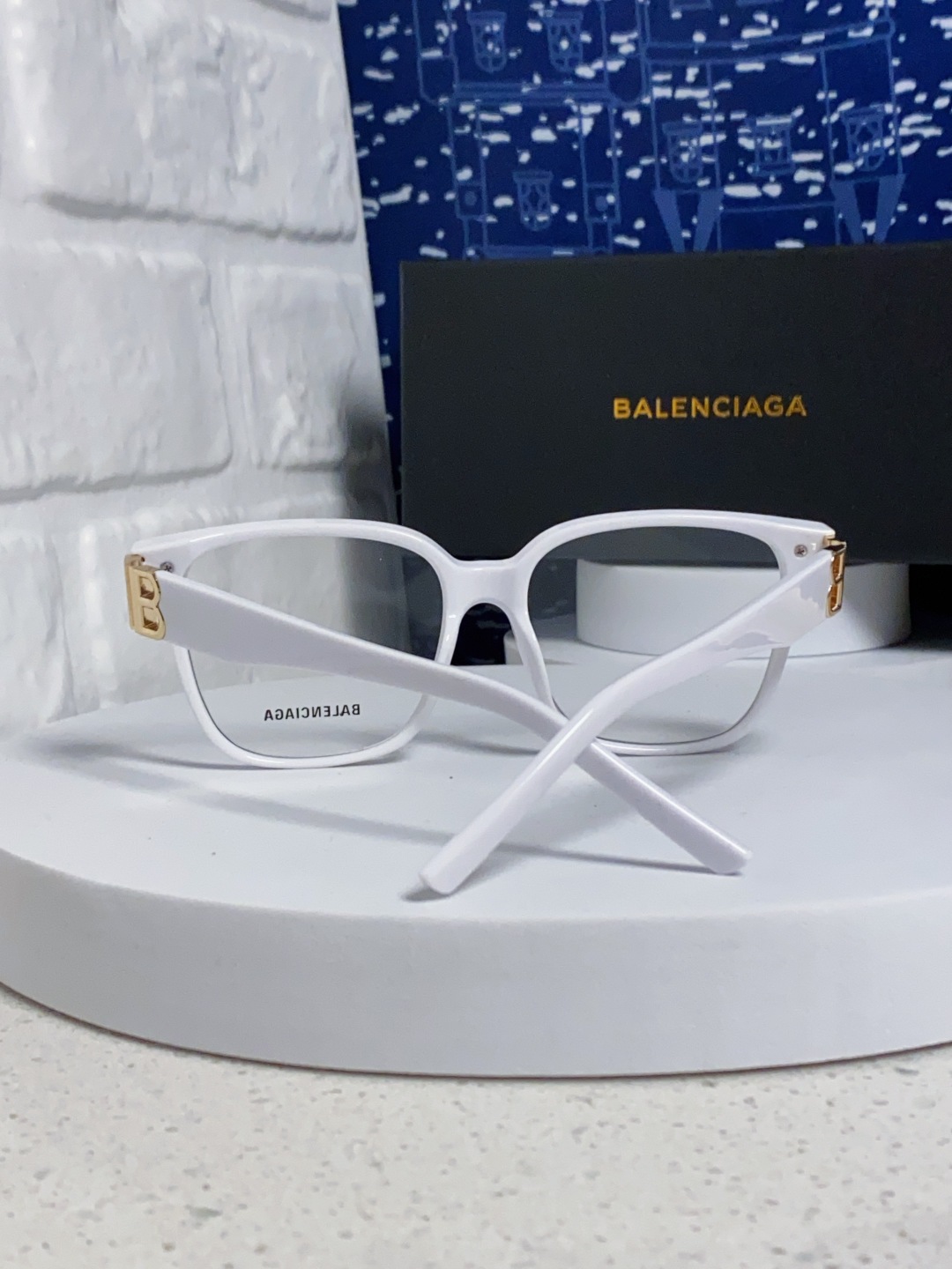 巴黎世家 BALENCIAGA太阳镜方形复古潮流墨镜复古框型与百搭镜片色彩，镜腿装饰金色对称式 BB标识