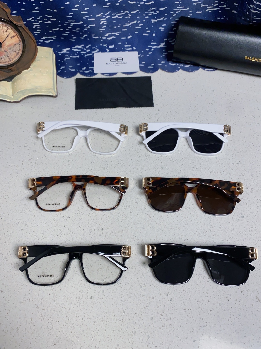巴黎世家 BALENCIAGA太阳镜方形复古潮流墨镜复古框型与百搭镜片色彩，镜腿装饰金色对称式 BB标识