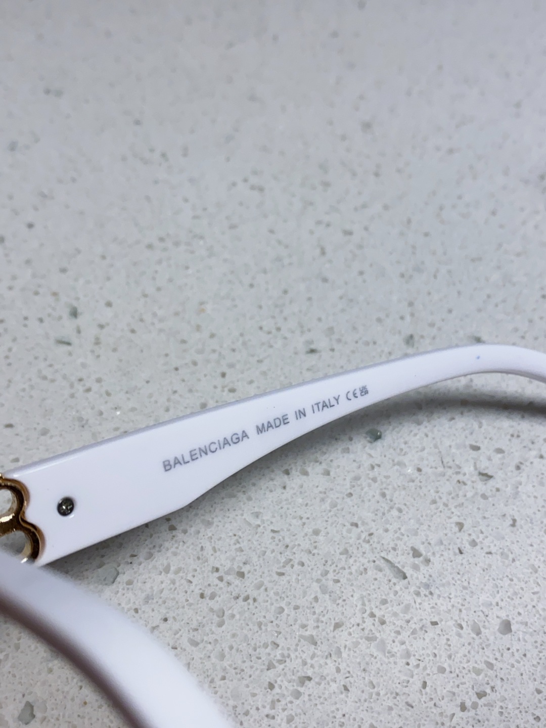 巴黎世家 BALENCIAGA太阳镜方形复古潮流墨镜复古框型与百搭镜片色彩，镜腿装饰金色对称式 BB标识