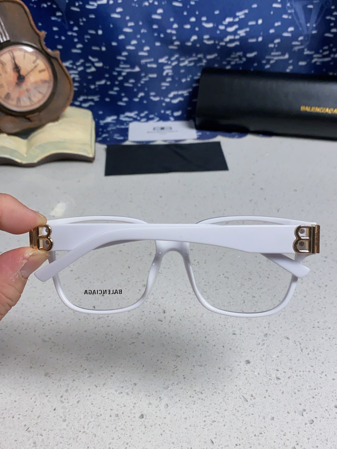 巴黎世家 BALENCIAGA太阳镜方形复古潮流墨镜复古框型与百搭镜片色彩，镜腿装饰金色对称式 BB标识