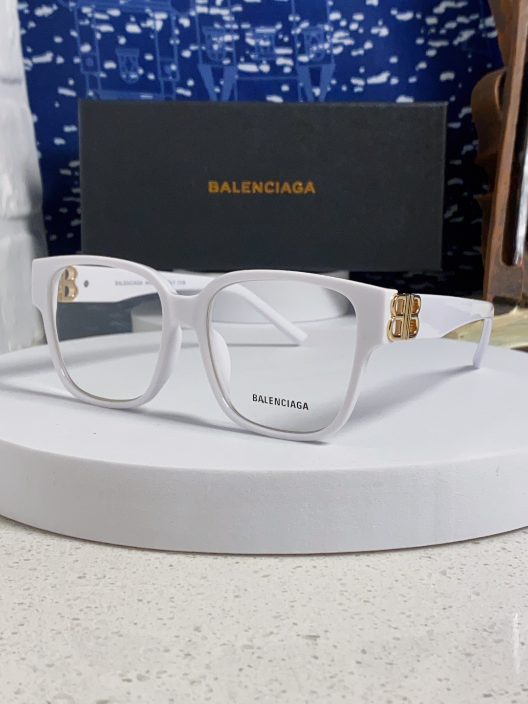 巴黎世家 BALENCIAGA太阳镜方形复古潮流墨镜复古框型与百搭镜片色彩，镜腿装饰金色对称式 BB标识