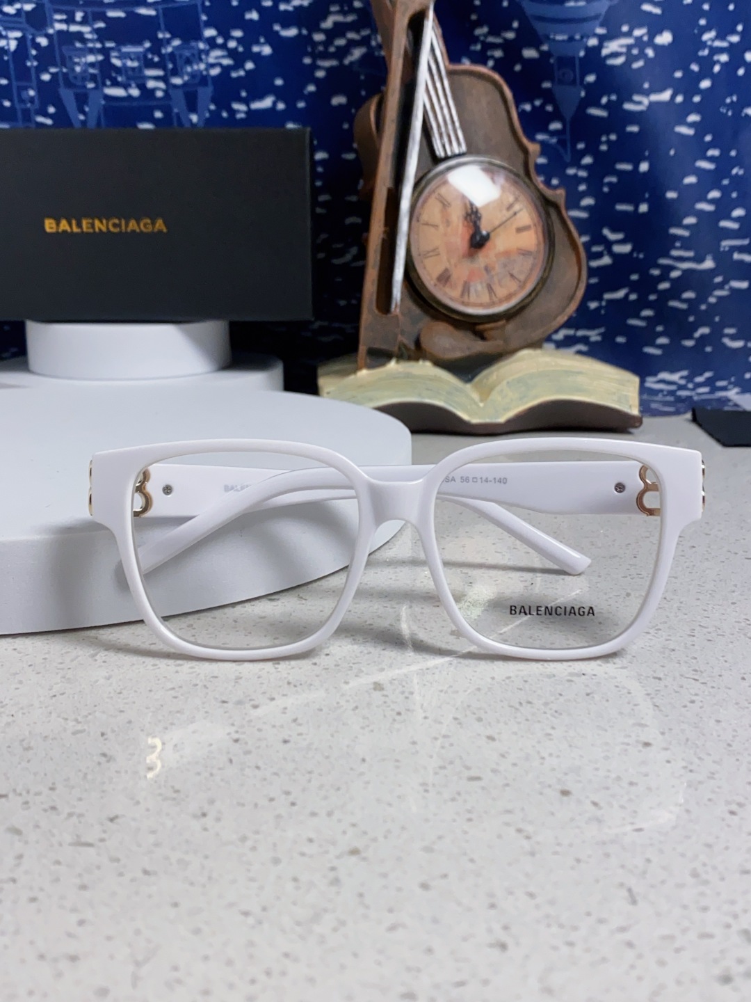 巴黎世家 BALENCIAGA太阳镜方形复古潮流墨镜复古框型与百搭镜片色彩，镜腿装饰金色对称式 BB标识