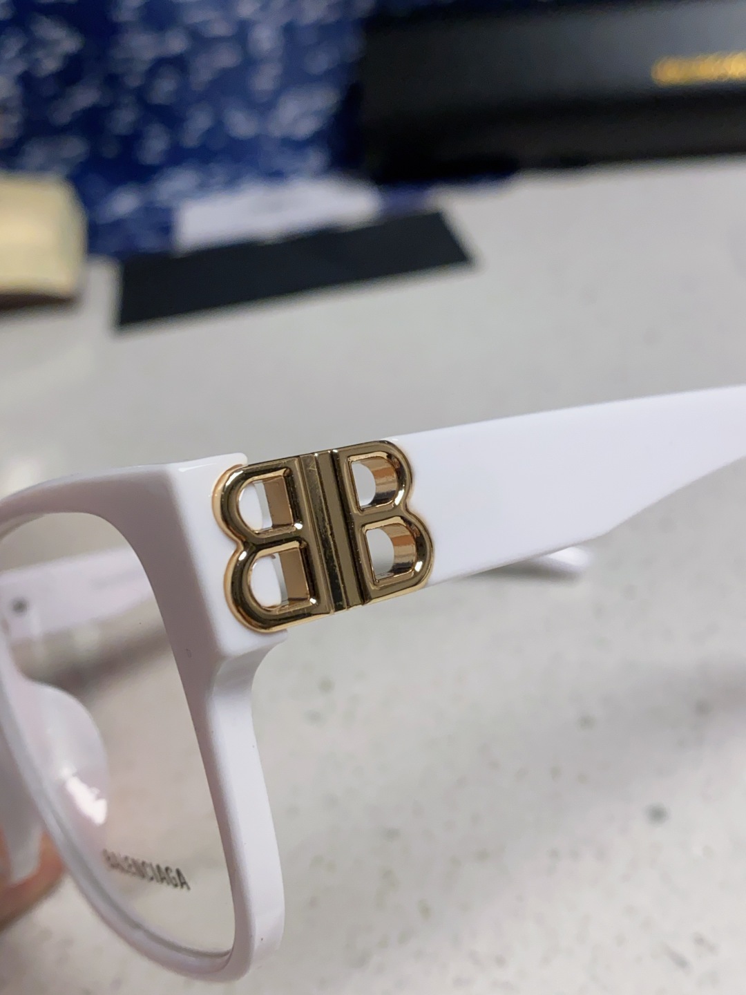 巴黎世家 BALENCIAGA太阳镜方形复古潮流墨镜复古框型与百搭镜片色彩，镜腿装饰金色对称式 BB标识