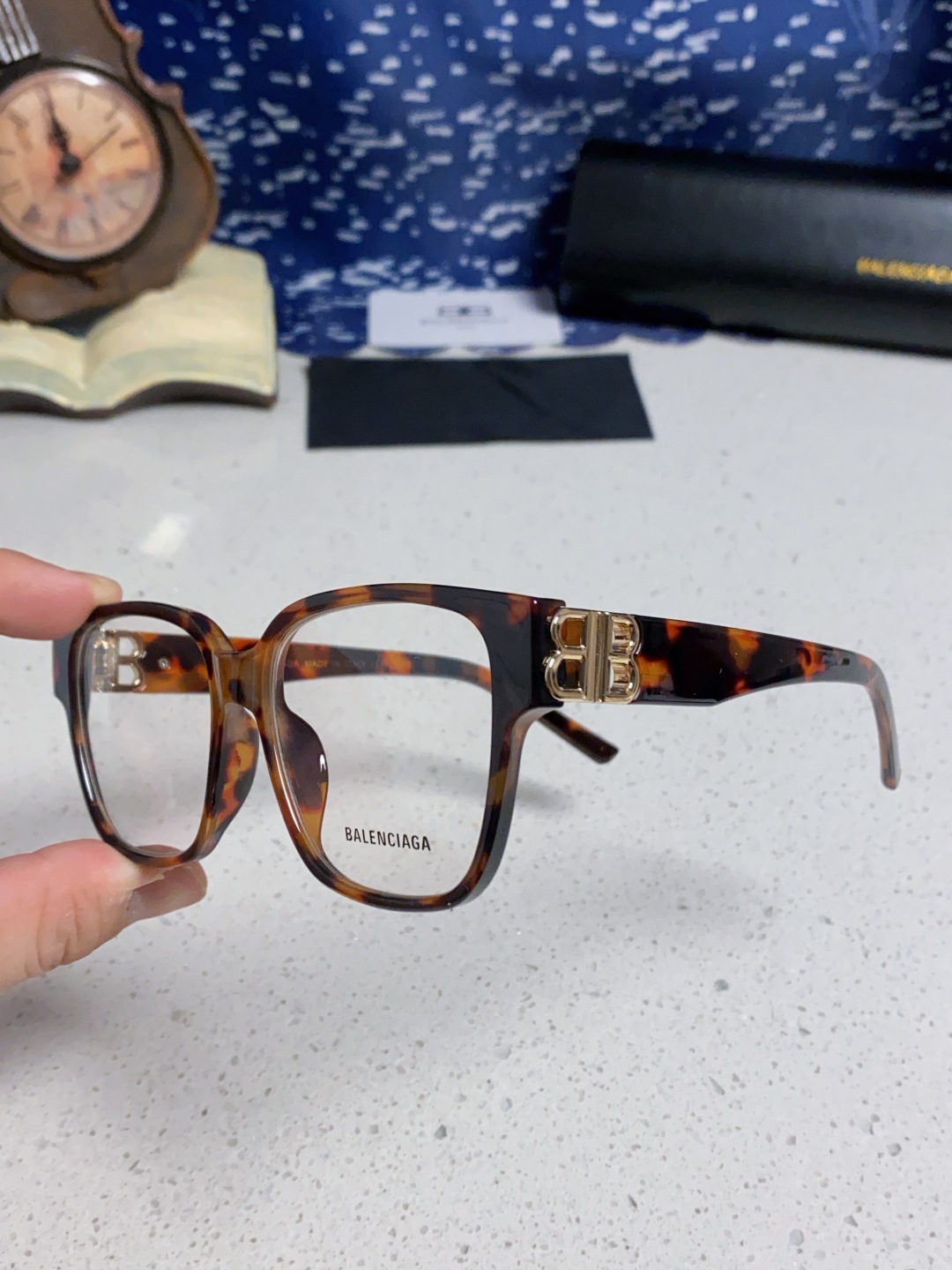 巴黎世家 BALENCIAGA太阳镜方形复古潮流墨镜复古框型与百搭镜片色彩，镜腿装饰金色对称式 BB标识