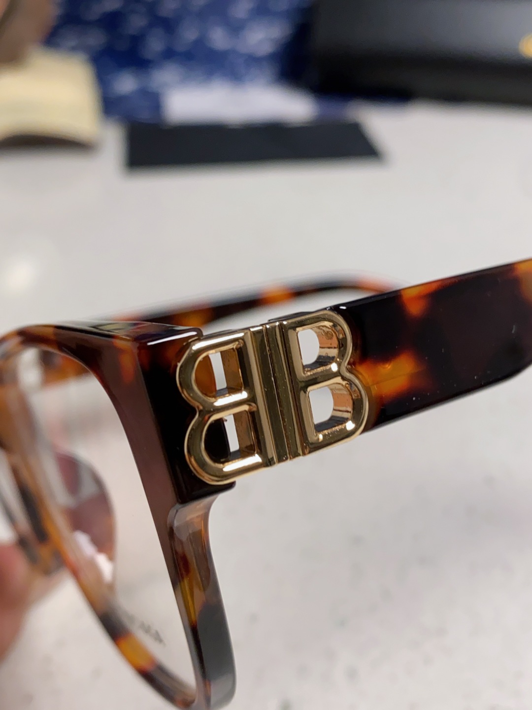 巴黎世家 BALENCIAGA太阳镜方形复古潮流墨镜复古框型与百搭镜片色彩，镜腿装饰金色对称式 BB标识