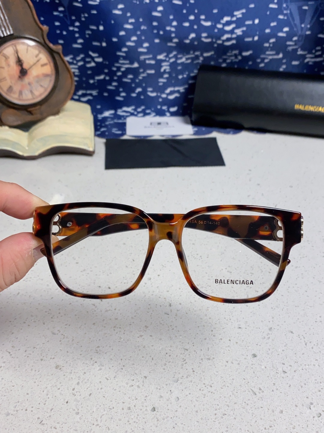 巴黎世家 BALENCIAGA太阳镜方形复古潮流墨镜复古框型与百搭镜片色彩，镜腿装饰金色对称式 BB标识