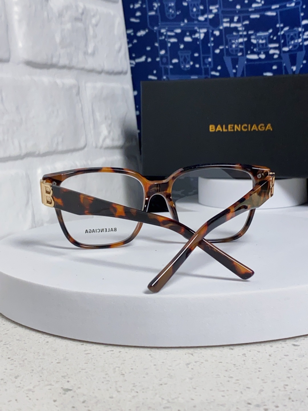 巴黎世家 BALENCIAGA太阳镜方形复古潮流墨镜复古框型与百搭镜片色彩，镜腿装饰金色对称式 BB标识