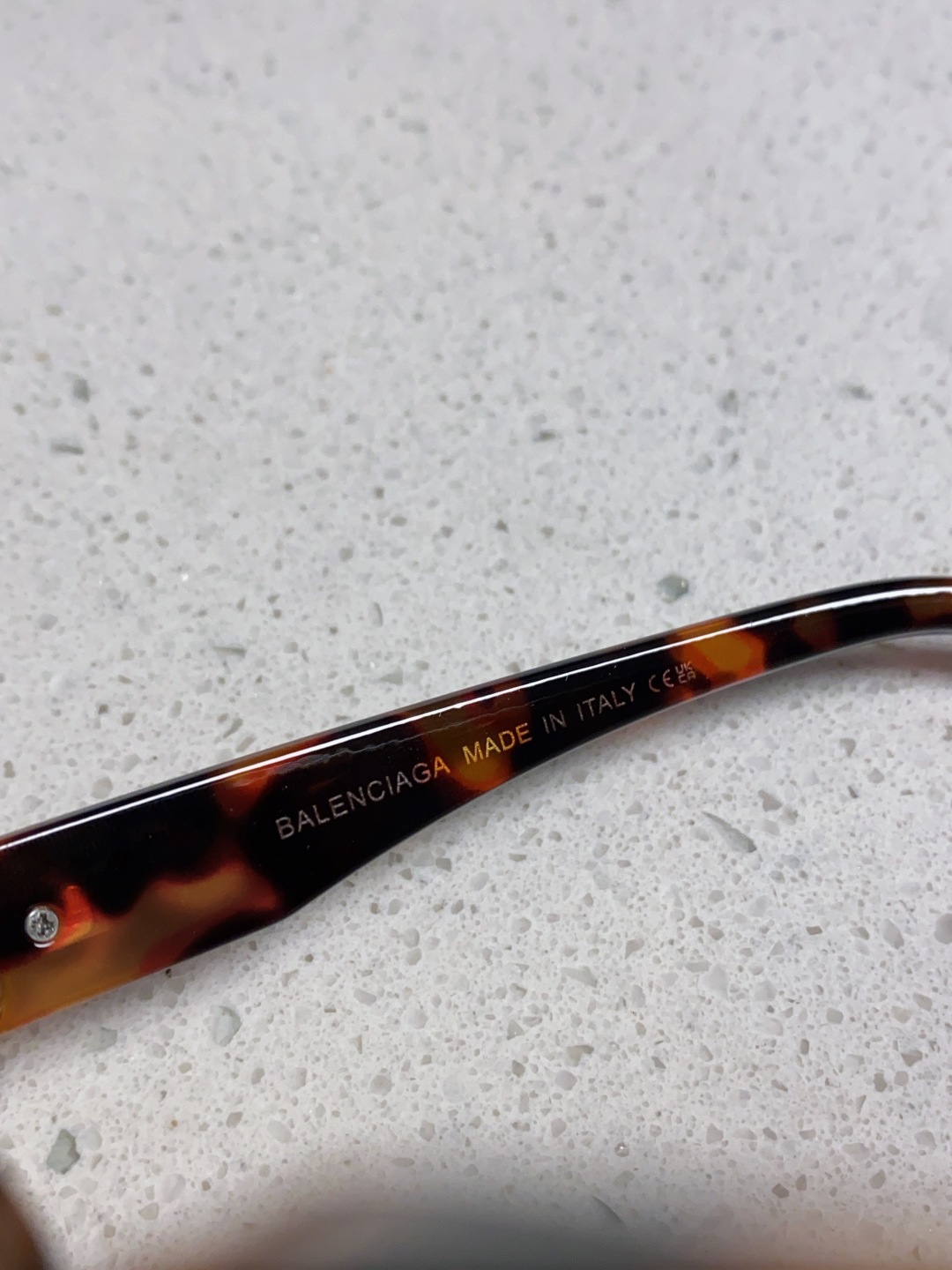 巴黎世家 BALENCIAGA太阳镜方形复古潮流墨镜复古框型与百搭镜片色彩，镜腿装饰金色对称式 BB标识