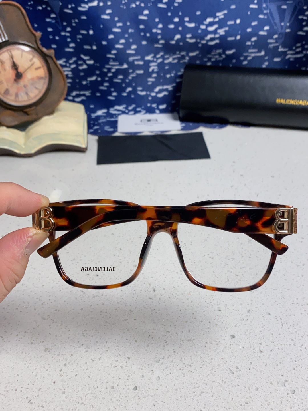 巴黎世家 BALENCIAGA太阳镜方形复古潮流墨镜复古框型与百搭镜片色彩，镜腿装饰金色对称式 BB标识