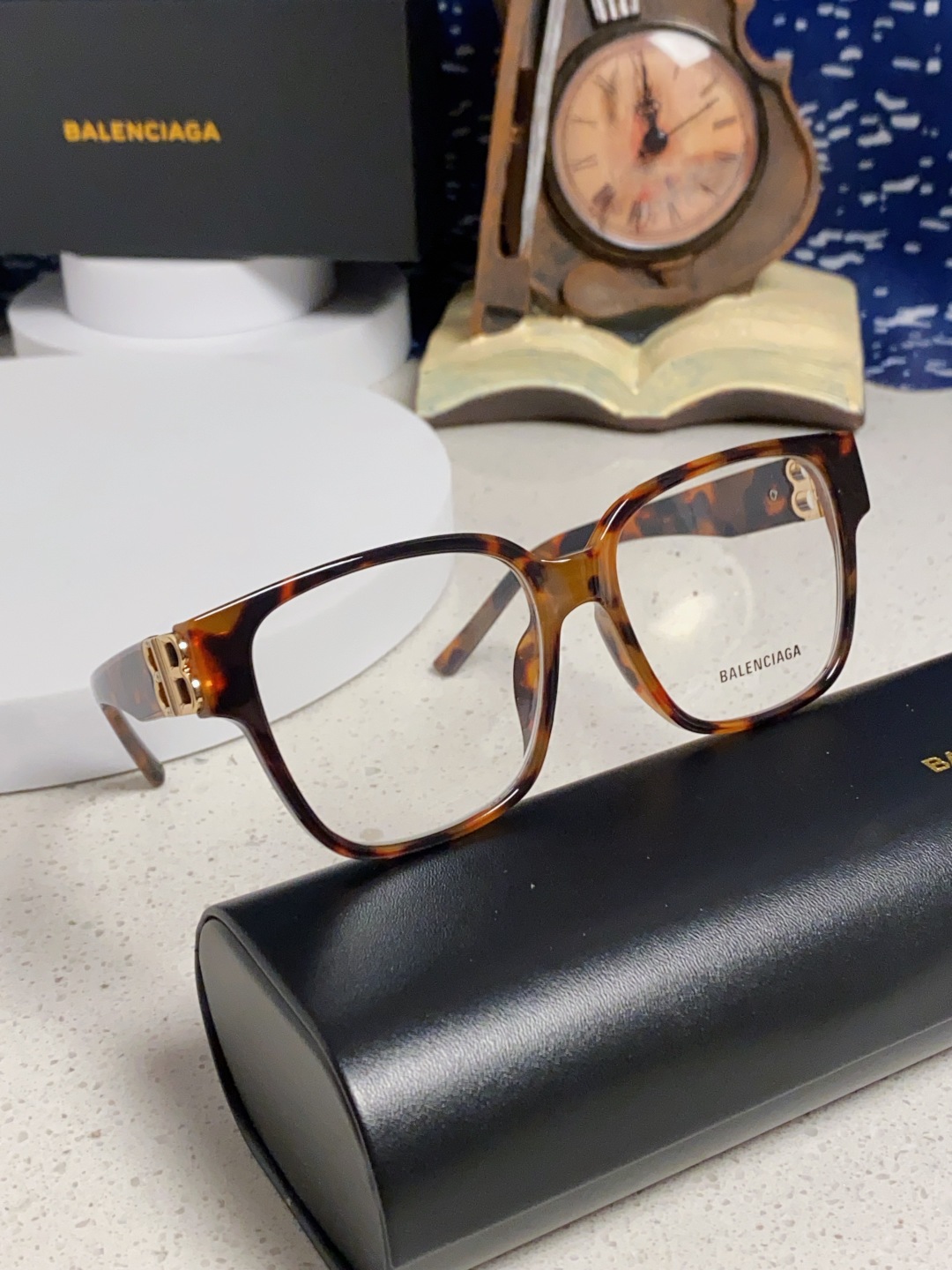 巴黎世家 BALENCIAGA太阳镜方形复古潮流墨镜复古框型与百搭镜片色彩，镜腿装饰金色对称式 BB标识