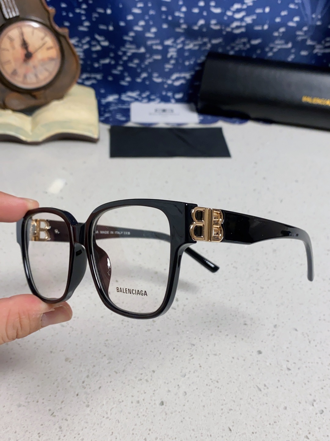 巴黎世家 BALENCIAGA太阳镜方形复古潮流墨镜复古框型与百搭镜片色彩，镜腿装饰金色对称式 BB标识