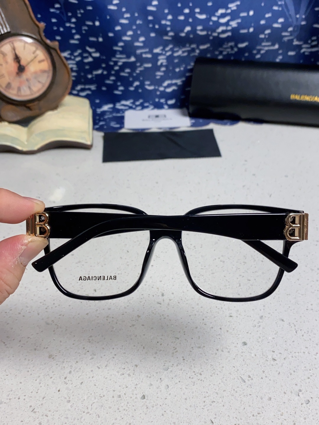 巴黎世家 BALENCIAGA太阳镜方形复古潮流墨镜复古框型与百搭镜片色彩，镜腿装饰金色对称式 BB标识