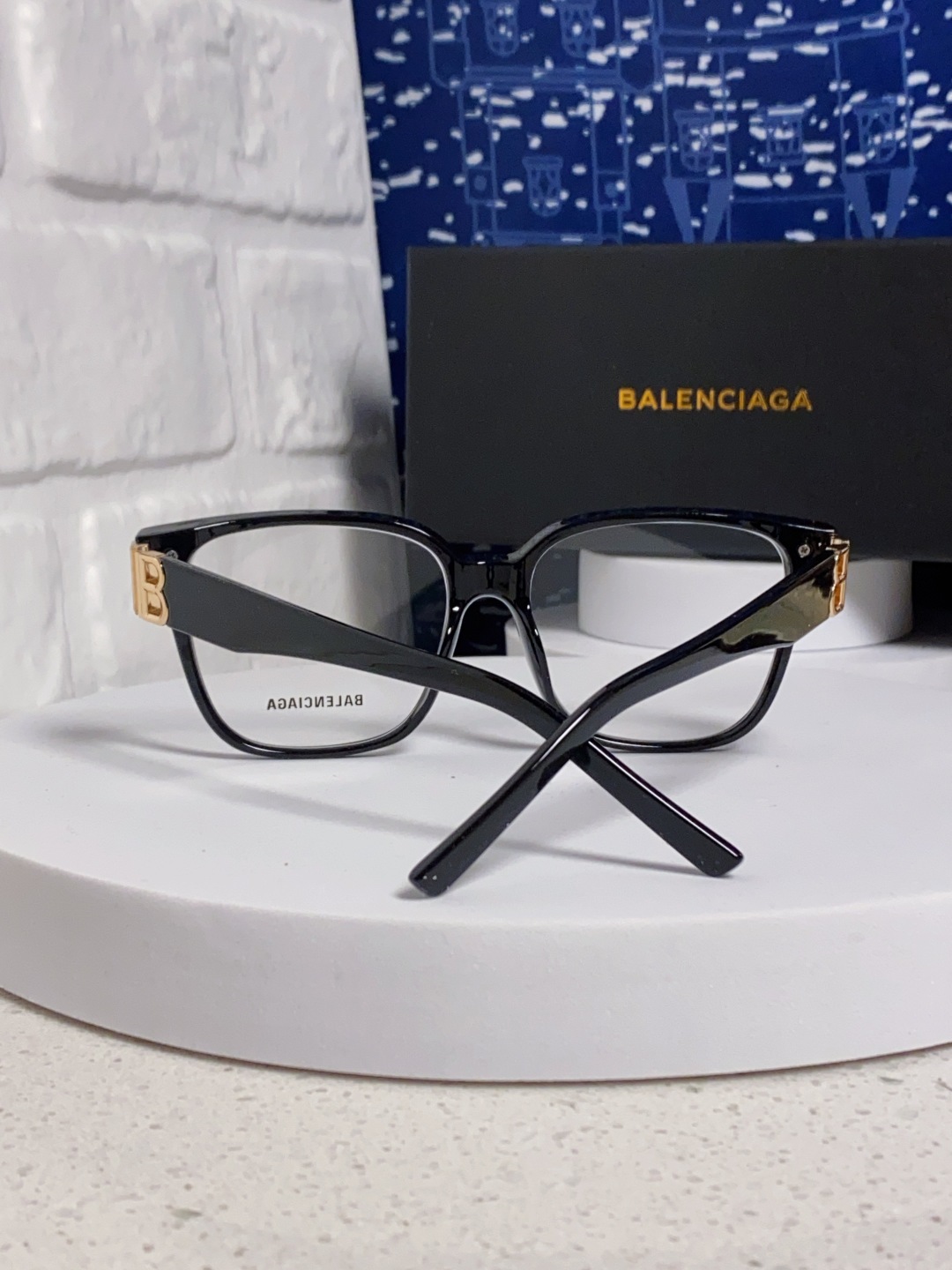 巴黎世家 BALENCIAGA太阳镜方形复古潮流墨镜复古框型与百搭镜片色彩，镜腿装饰金色对称式 BB标识