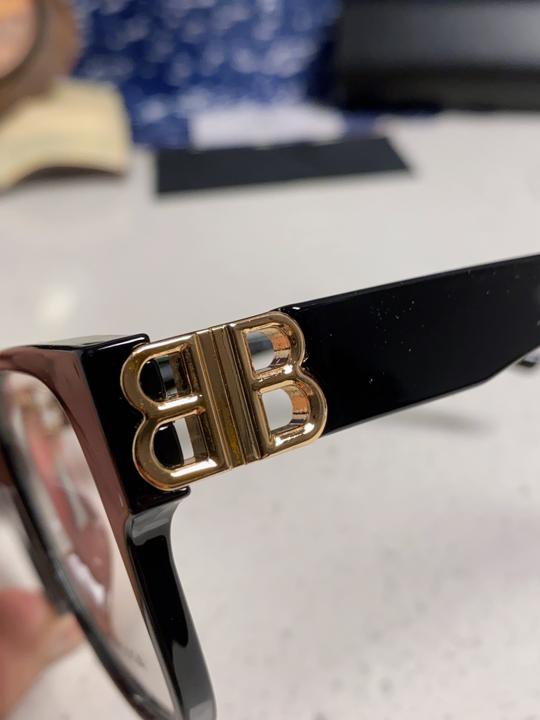 巴黎世家 BALENCIAGA太阳镜方形复古潮流墨镜复古框型与百搭镜片色彩，镜腿装饰金色对称式 BB标识