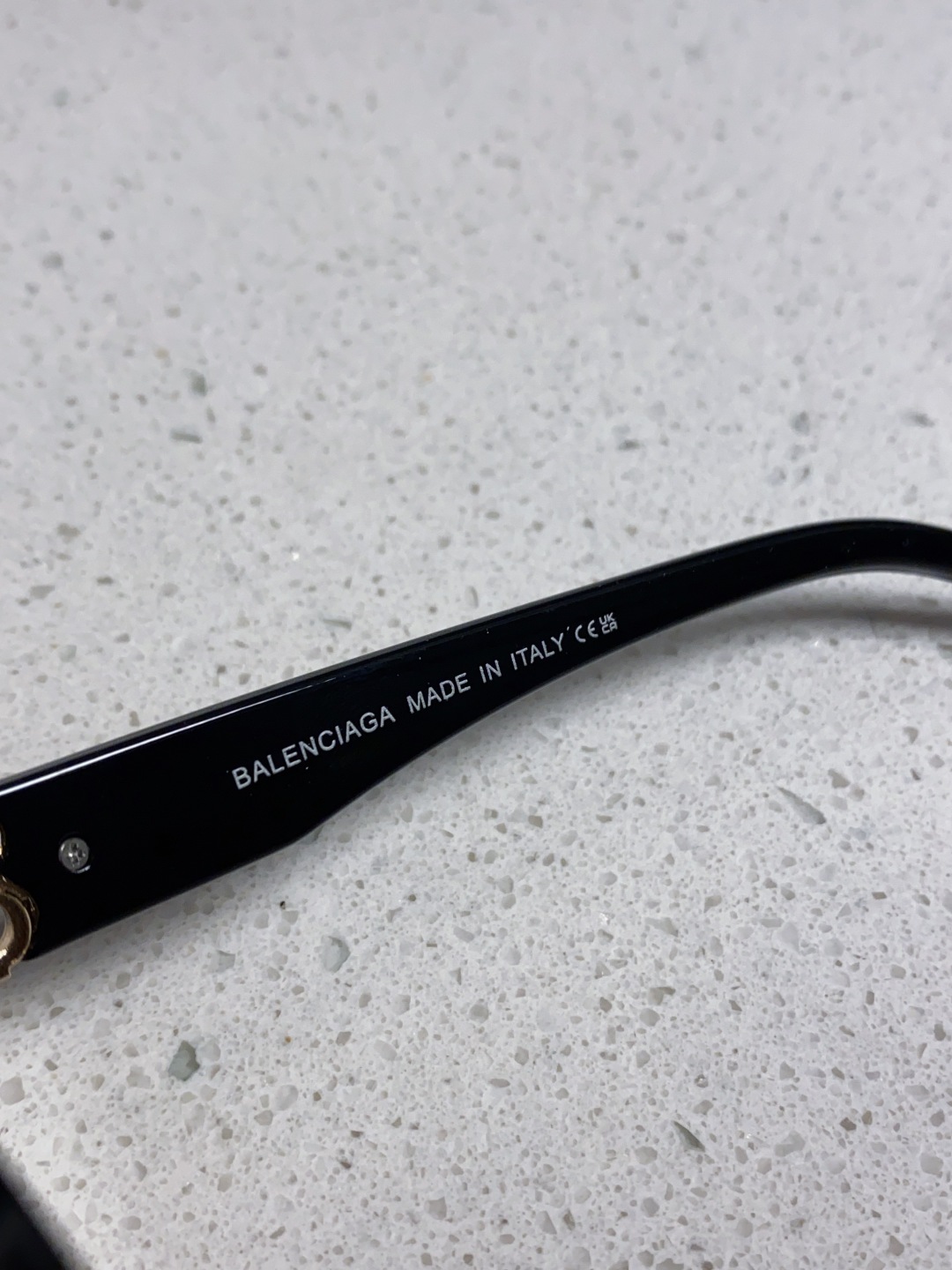 巴黎世家 BALENCIAGA太阳镜方形复古潮流墨镜复古框型与百搭镜片色彩，镜腿装饰金色对称式 BB标识