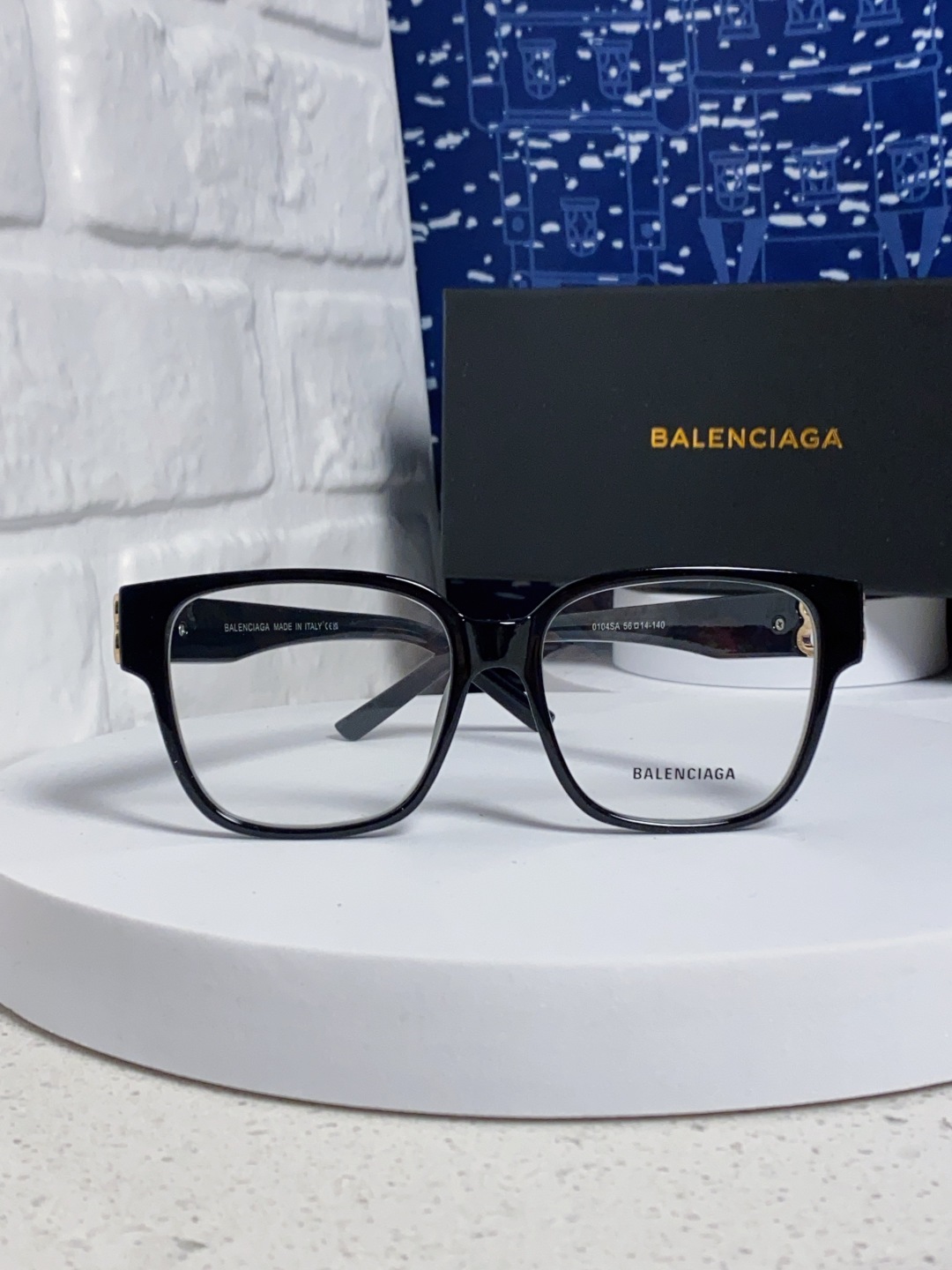 巴黎世家 BALENCIAGA太阳镜方形复古潮流墨镜复古框型与百搭镜片色彩，镜腿装饰金色对称式 BB标识