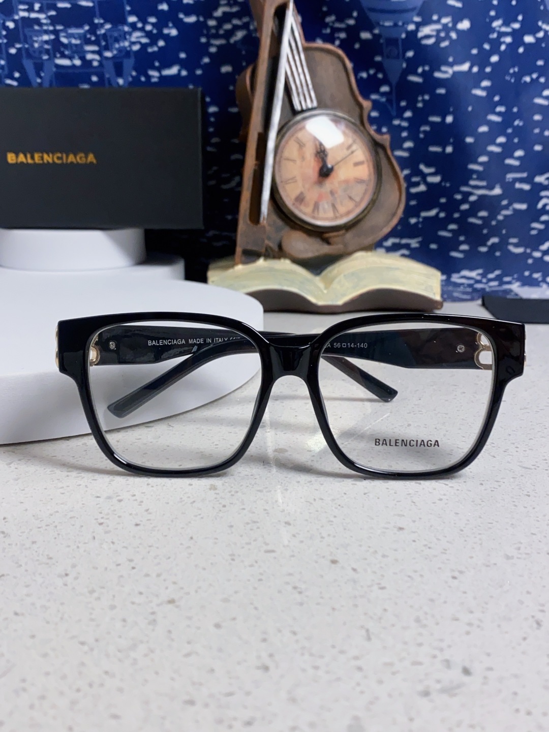 巴黎世家 BALENCIAGA太阳镜方形复古潮流墨镜复古框型与百搭镜片色彩，镜腿装饰金色对称式 BB标识