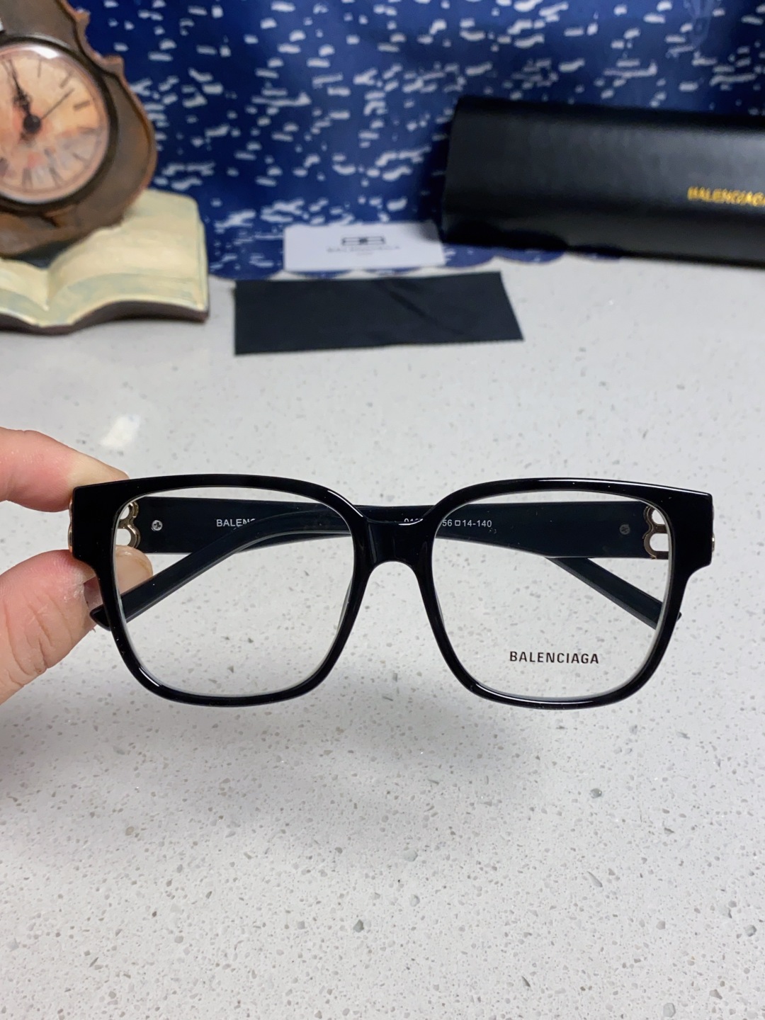 巴黎世家 BALENCIAGA太阳镜方形复古潮流墨镜复古框型与百搭镜片色彩，镜腿装饰金色对称式 BB标识