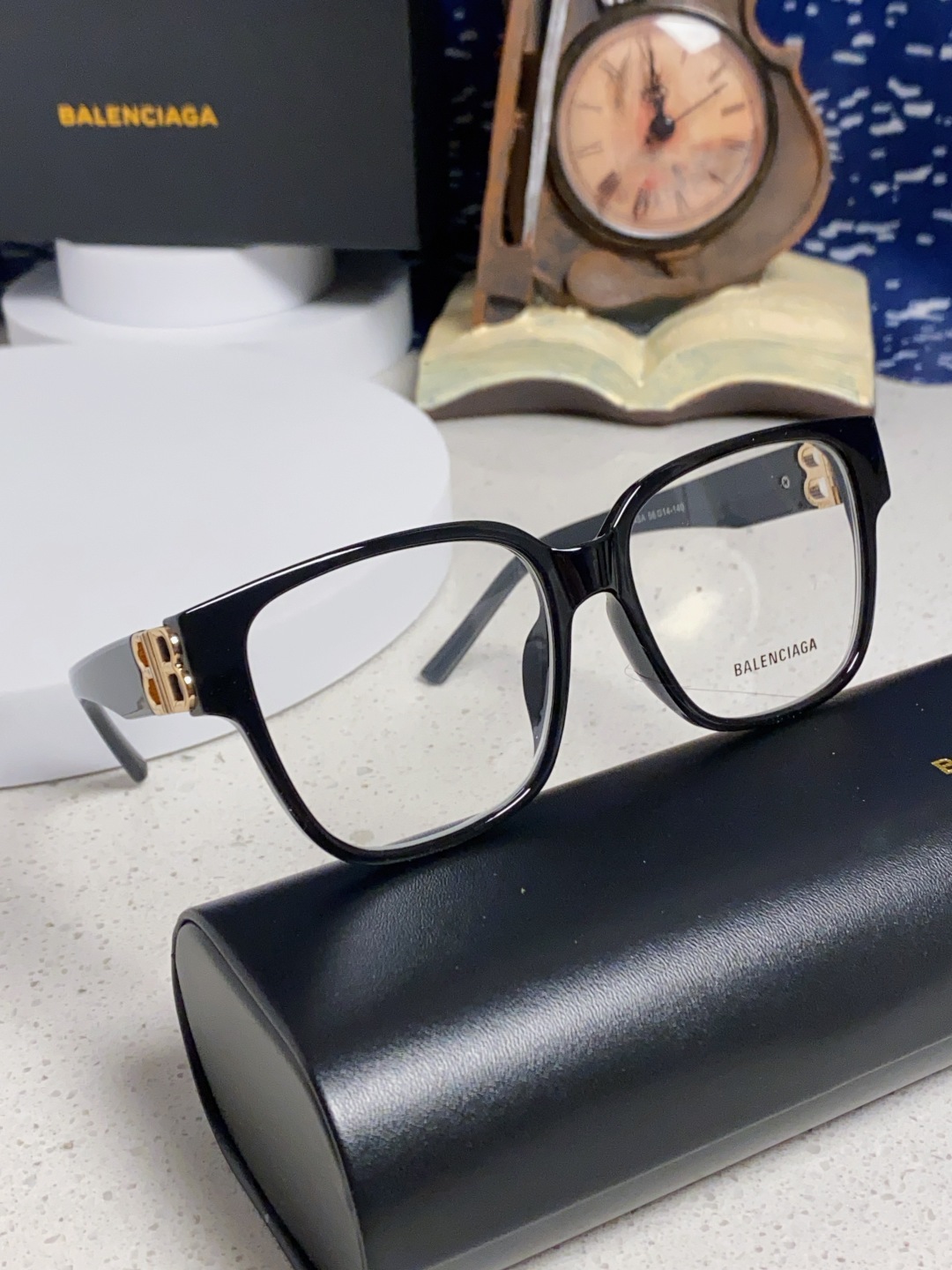 巴黎世家 BALENCIAGA太阳镜方形复古潮流墨镜复古框型与百搭镜片色彩，镜腿装饰金色对称式 BB标识