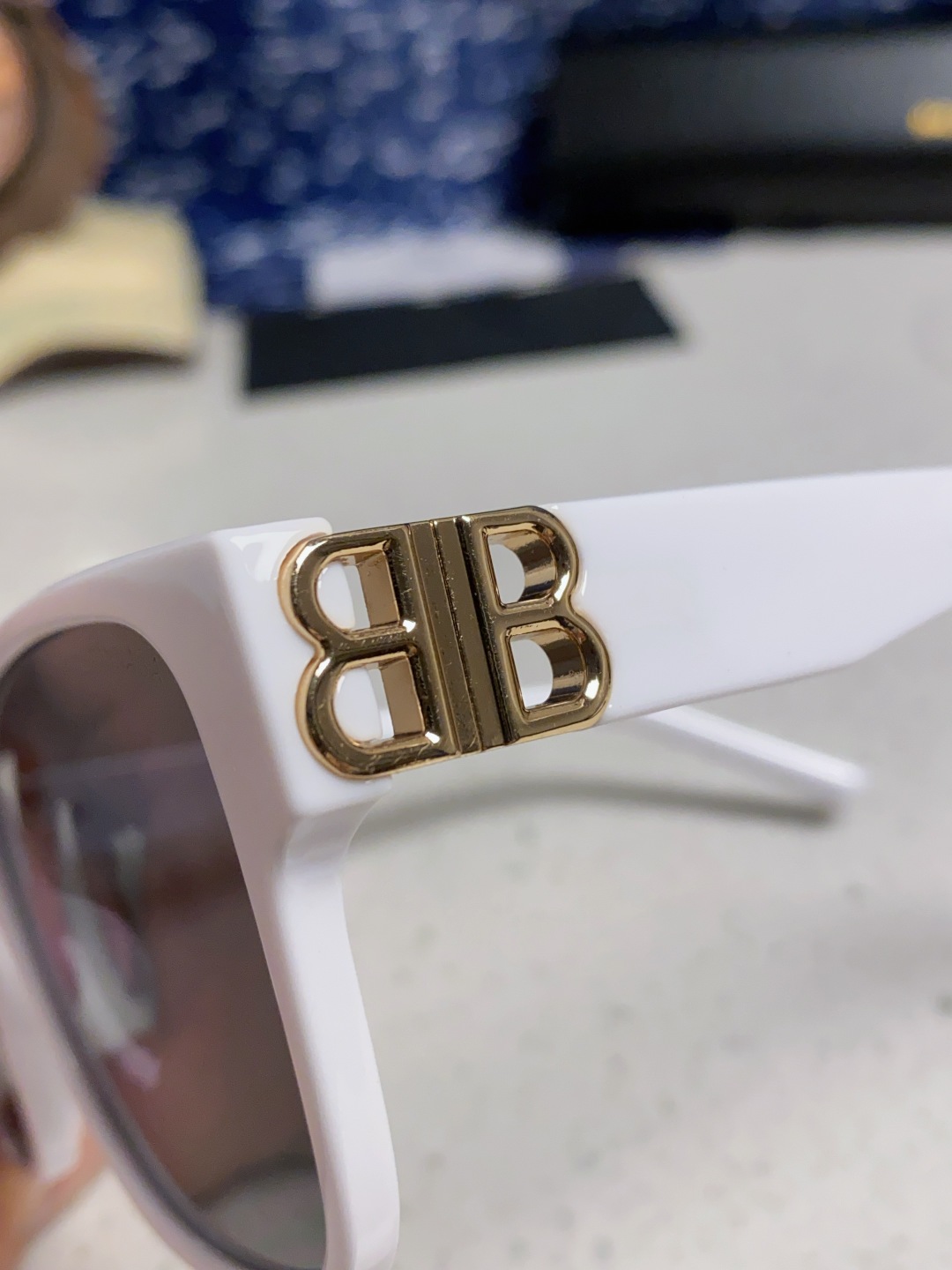 巴黎世家 BALENCIAGA太阳镜方形复古潮流墨镜复古框型与百搭镜片色彩，镜腿装饰金色对称式 BB标识