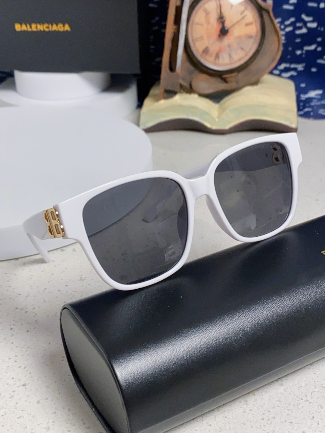 巴黎世家 BALENCIAGA太阳镜方形复古潮流墨镜复古框型与百搭镜片色彩，镜腿装饰金色对称式 BB标识