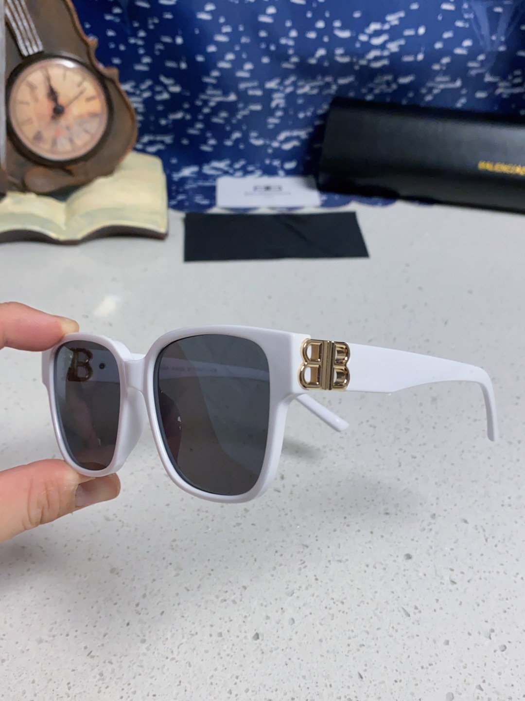 巴黎世家 BALENCIAGA太阳镜方形复古潮流墨镜复古框型与百搭镜片色彩，镜腿装饰金色对称式 BB标识