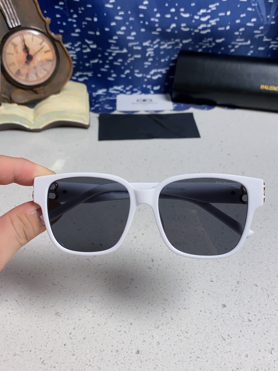 巴黎世家 BALENCIAGA太阳镜方形复古潮流墨镜复古框型与百搭镜片色彩，镜腿装饰金色对称式 BB标识